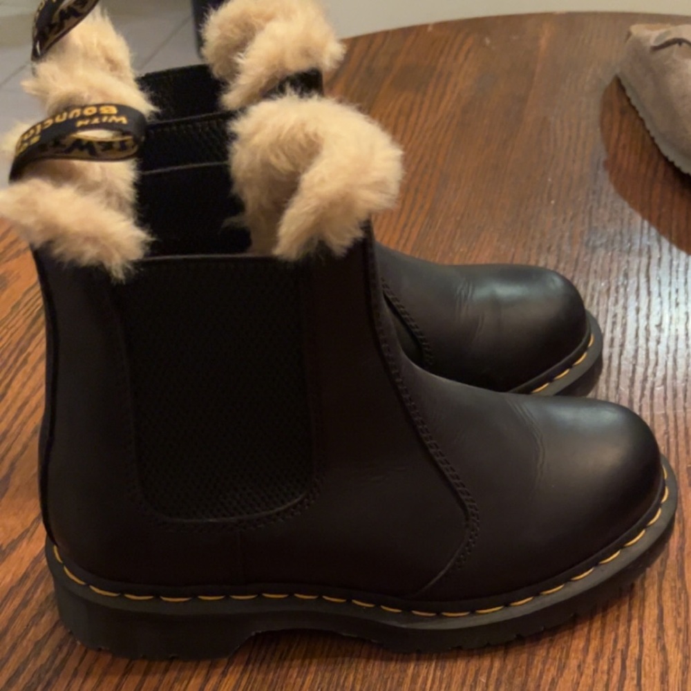 2976 WOMEN'S FAUX FUR LINED CHELSEA BOOTS
